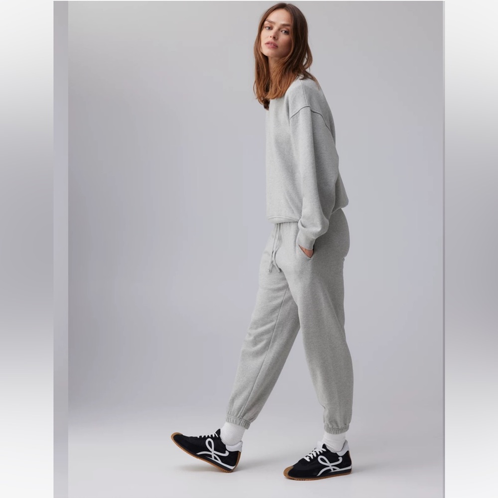 ARITZIA the group by BABATON sweatshirt .
